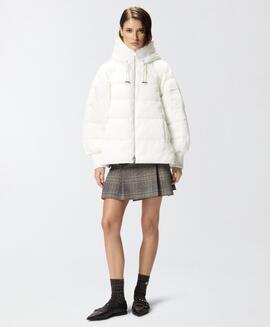 Plumífero con Capucha de Tela Técnica