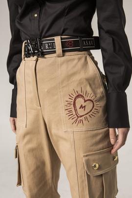 Pantalón Masavi Cargo Corazones Camel para Mujer