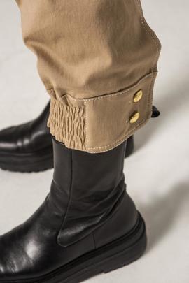Pantalón Masavi Cargo Corazones Camel para Mujer