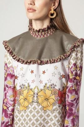 Vestido Masavi Canesú Poli Eco Khaki Flores Rosa para Mujer